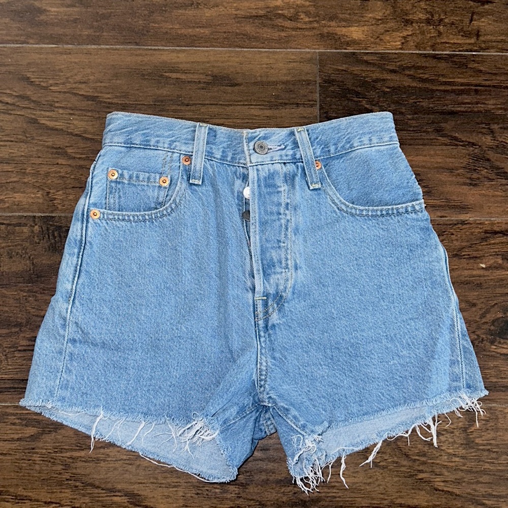 These are Levi’s Ribcage Shorts size 24. No tags but have never been worn.